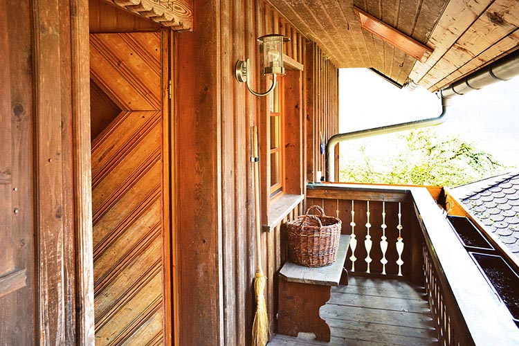 Ferienhaus Eingang Balkon aus Holz