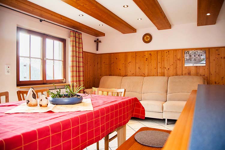Ferienwohnung Hof Wohnküche Sitzecke und Couch