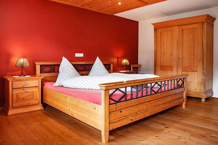 Ferienwohnung Schlafzimmer Doppelbett rote Wände