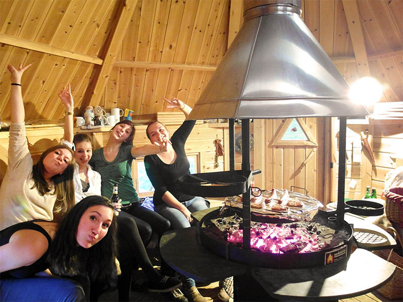 Mädchen Gruppe in Grillhütte