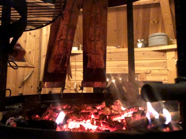 Grill Feuer in Grillhütte